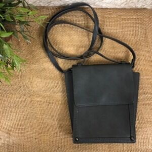 Universal Thread Womens Messenger Bag Gray Snap Flap Sling Strap S‎